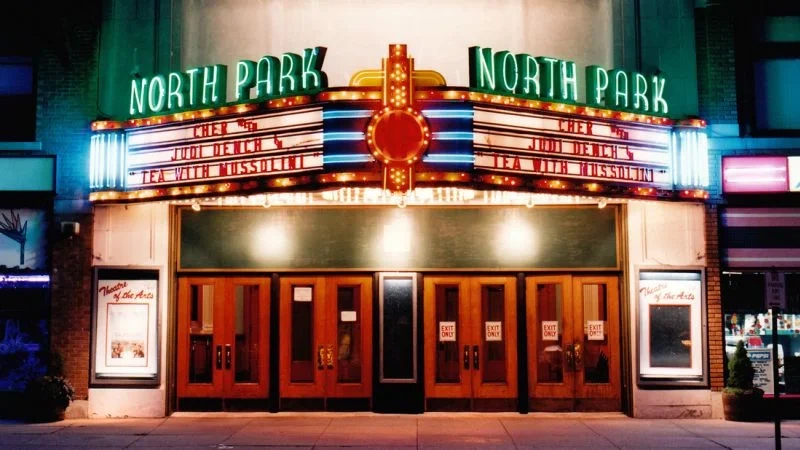 复古电影院外观展示小宝探花的文化氛围